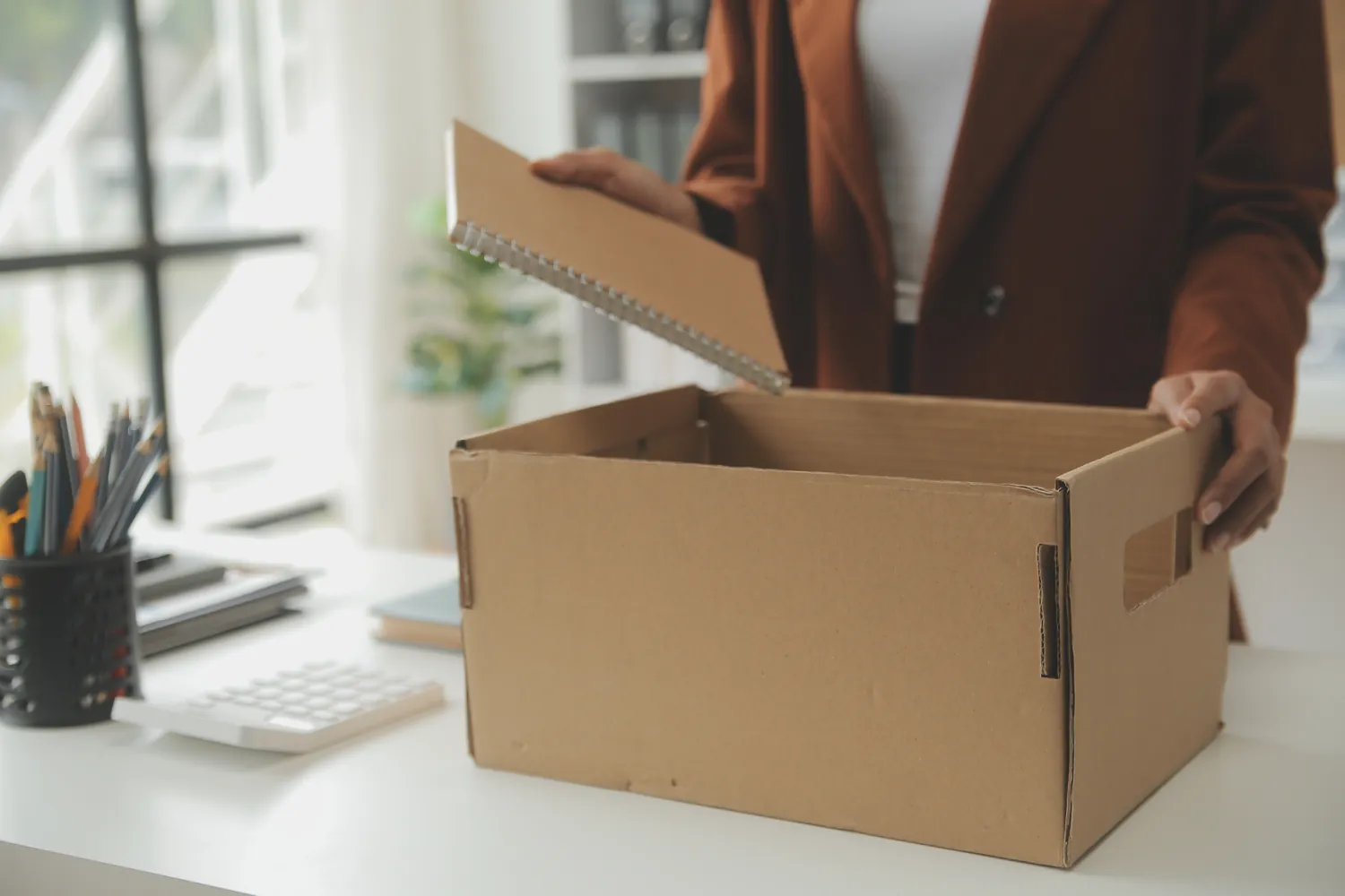 Preparing a cardboard box for dispatch